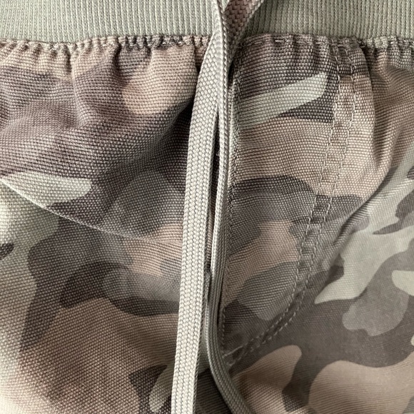 Maurices green camouflage pull on drawstring pants or capri, button tabs.Size 14 - Picture 5 of 8